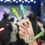 手上拿著ZUGE鼻通器-綠野仙蹤薄荷